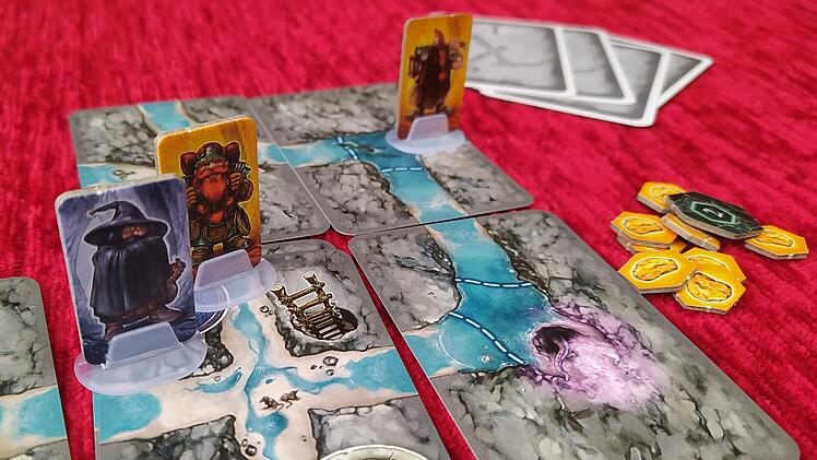 Spiele-Test Saboteur-The Dark Cave: kartenbasiertes Tunnel-Legespiel mit Fantasy-Setting