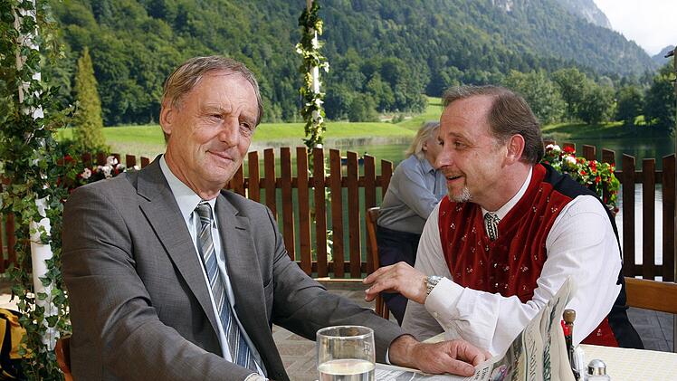 Wer meint es ernst mit Sennerin Ariane und wer will sie &uuml;bers Ohr hauen? Steuerpr&uuml;fer Bernhard Maiwald (G&uuml;nther Maria Halmer, links) und B&uuml;rgermeister und Dorfwirt Georg Ametsrieder (Alexander Held).