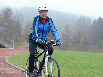Bei den fünf Disziplinen für das Sportabzeichen hat sich Ottmar Bohn unter anderem für das Radfahren entschieden. Foto: Jürgen Schmitt