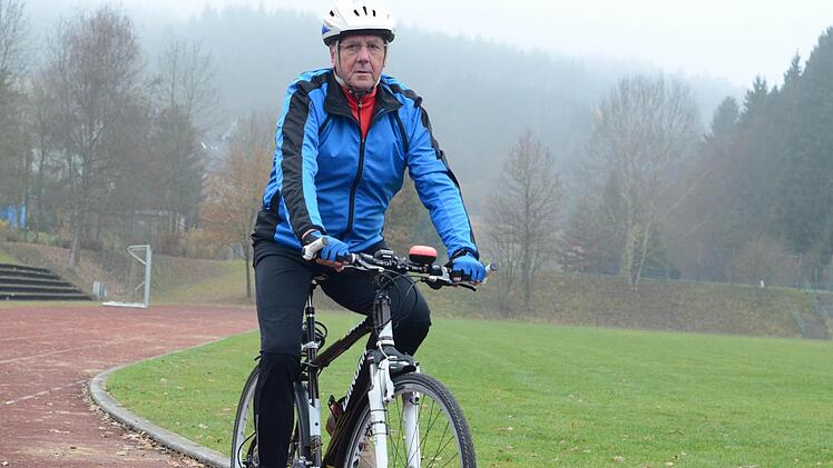 Bei den fünf Disziplinen für das Sportabzeichen hat sich Ottmar Bohn unter anderem für das Radfahren entschieden. Foto: Jürgen Schmitt