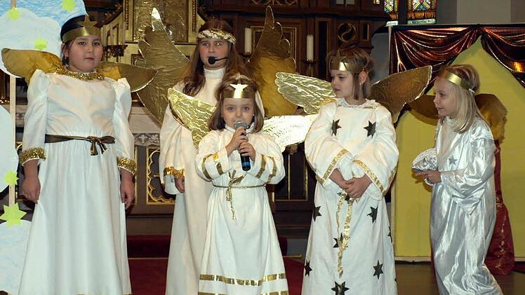 Das jüngste Mädchen der "Angels" ist die vierjährige Charlotte Fischer-Hetter, die begeistert bei der Sache ist (mit Mikro).