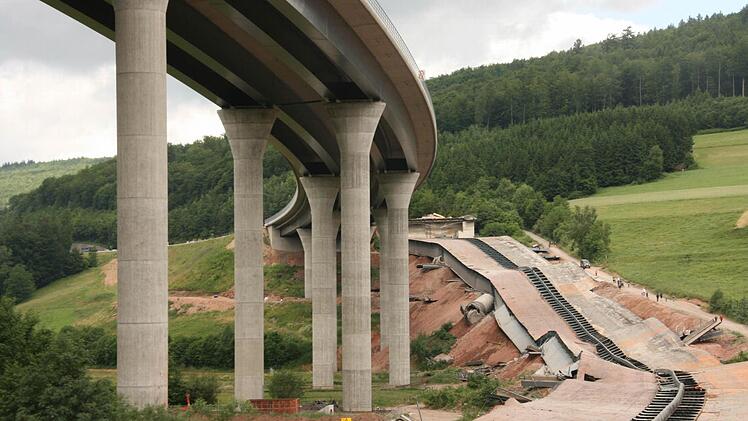 Alles hat geklappt: Die neue Sinntalbrücke ist unversehrt, die alte liegt am Boden.