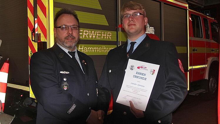 Vorsitzender Michael Merz (links) dankt Leander Kleinhenz mit der Bronze-Auszeichnung.