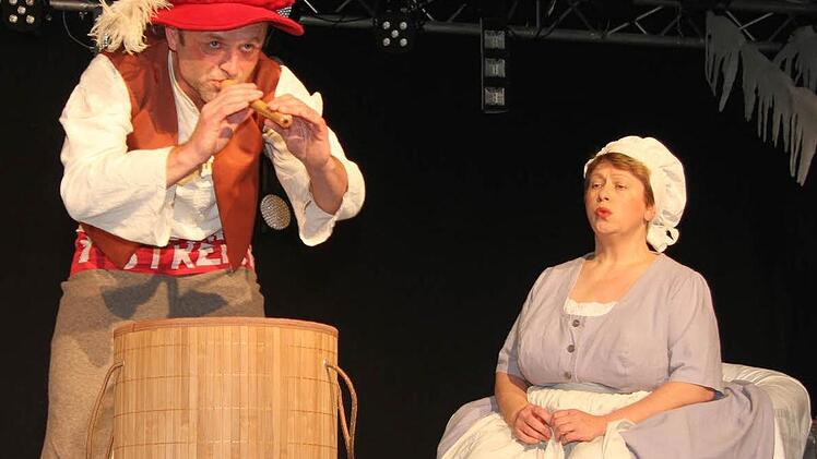 Kandidat Nummer eins ist das tapfere Schneiderlein (Thomas Märkl) - es will eine Schlange beschwören. Foto: Sonja Adam