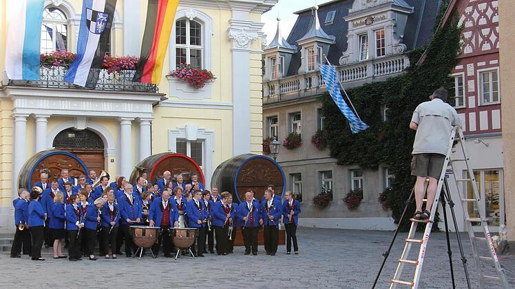 Vor dem Konzert nahm die Stadtkapelle vor dem Rathaus Aufstellung für ein Foto.