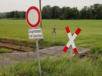 In nächster Zeit sollen hier im Bereich der Bahnstrecke Treinfeld-Lind Bahnübergänge beseitigt und durch Ersatzwege ersetzt werden. Foto: Günther Geiling