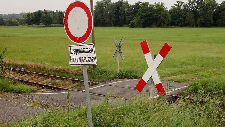 In nächster Zeit sollen hier im Bereich der Bahnstrecke Treinfeld-Lind Bahnübergänge beseitigt und durch Ersatzwege ersetzt werden. Foto: Günther Geiling