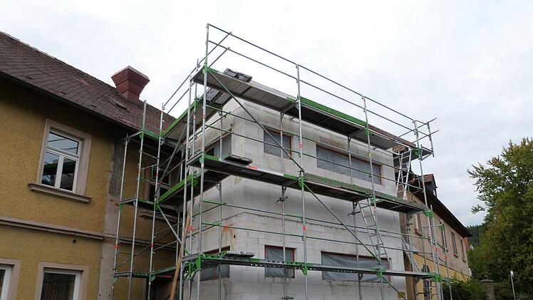 Beim Neubau der Toilettenanlage am Gemeindezentrum werden derzeit im Innenbereich die Putz- und Fliesenarbeiten zum Abschluss gebracht. In den nächsten Tagen soll die Aufzugsanlage eingebaut werden.  Foto: Werner Reißaus