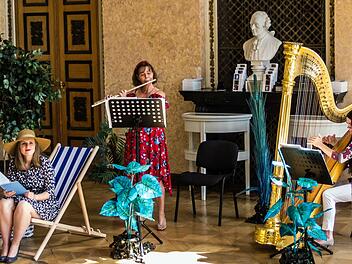 Reichlich Beifall gab es für das "Concert for Kids" im Spiegelsaal des Landestheaters Coburg. Gestaltet wurde es von Katharina Malur (Erzählerin), Angelika Stirner-Ebert (Flöte) und Melanie Alban (Harfe (von links).Foto: Jochen Berger