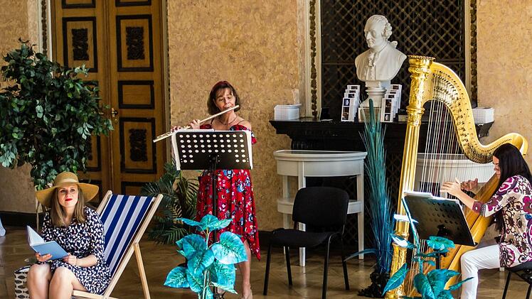 Reichlich Beifall gab es für das "Concert for Kids" im Spiegelsaal des Landestheaters Coburg. Gestaltet wurde es von Katharina Malur (Erzählerin), Angelika Stirner-Ebert (Flöte) und Melanie Alban (Harfe (von links).Foto: Jochen Berger