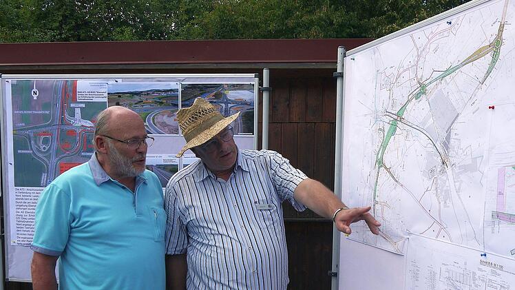 Gespräch unter Fachleuten: Jürgen Alt vom Tiefbauamt im Landratsamt und sein Vorgänger schauen sich noch einmal die Pläne für die Ebersdorfer Umgehung an.