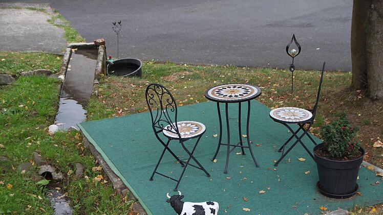 Die Schönheit des Anwesens teilt sie mit den Vorbeifahrenden. Foto: Ulrike Müller