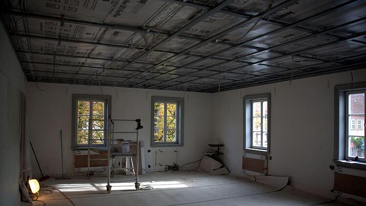 Im ursprünglichen Rathausgebäude läuft der Trockenbau auf Hochtouren. Oben im Saal wird eine neue Zwischendecke eingezogen. Mit moderner LED-Beleuchtung wird sie den Raum heller erscheinen lassen. Trotz Fortgang der Arbeiten wird der Stadtrat hier frühestens im April 2019 wieder tagen können. Foto: Bettina Knauth