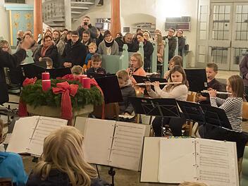 Die Laurentiuskirche war gut gefüllt: Das Konzert, das die Thurnauer Bläserklassen und das Jugendorchester auf die Beine gestellt haben, stimmte auf Weihnachten ein.Foto: Martin Koslowsky
