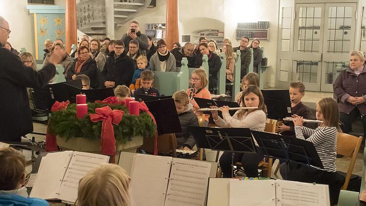 Die Laurentiuskirche war gut gefüllt: Das Konzert, das die Thurnauer Bläserklassen und das Jugendorchester auf die Beine gestellt haben, stimmte auf Weihnachten ein.Foto: Martin Koslowsky