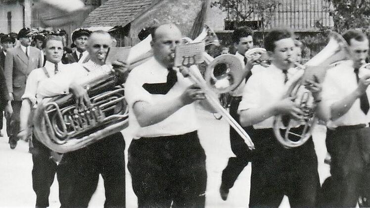 Das Foto wurde beim Festzug des 60-jährigen Bestehens des Gesangvereins "Liederkranz" im Jahr 1961 aufgenommen.