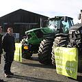 Die Traktoren stehen bereit. Auch der Pressecker Landwirt Ralph Beyer (Zweiter von links) und Marcel Schwinn aus Trailsdorf im Landkreis Forchheim (links) haben sich auf den Weg nach Berlin gemacht, um vor dem Brandenburger Tor gegen das Agrarpaket zu protestieren.  Fotos: Sonny Adam