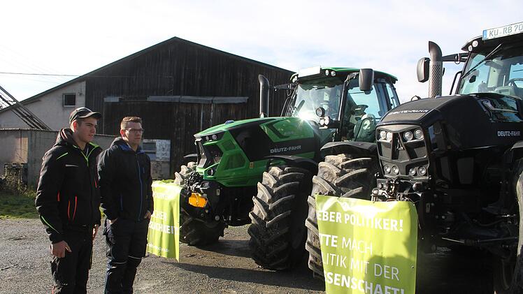 Die Traktoren stehen bereit. Auch der Pressecker Landwirt Ralph Beyer (Zweiter von links) und Marcel Schwinn aus Trailsdorf im Landkreis Forchheim (links) haben sich auf den Weg nach Berlin gemacht, um vor dem Brandenburger Tor gegen das Agrarpaket zu protestieren.  Fotos: Sonny Adam