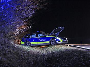 Streifenwagen weicht &uuml;berholenden Auto aus