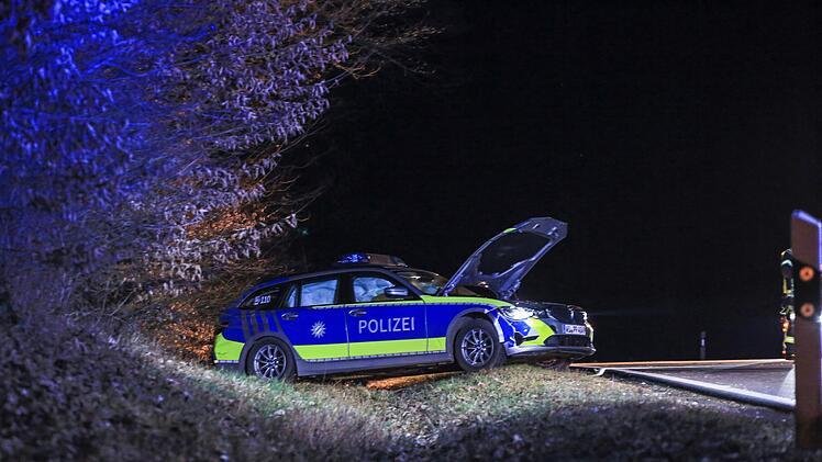 Streifenwagen weicht &uuml;berholenden Auto aus