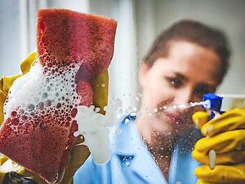 Für einen sauberen Blick – auch auf den eigenen Lohn: Reinigungskräfte bekommen ab sofort mehr Geld. Die IG Bau rät Beschäftigten zu einem Lohn-Check.