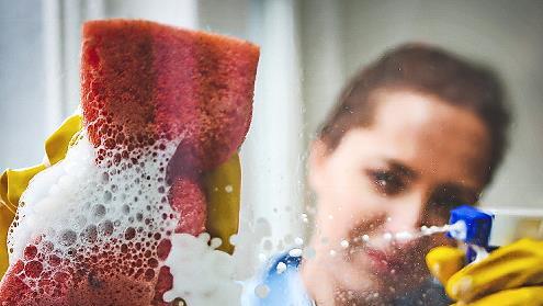 Für einen sauberen Blick – auch auf den eigenen Lohn: Reinigungskräfte bekommen ab sofort mehr Geld. Die IG Bau rät Beschäftigten zu einem Lohn-Check.