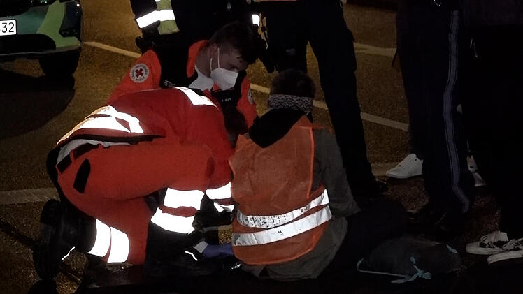 Gegen Lebensmittelverschwendung: Aktivisten kleben sich auf Fahrbahn fest