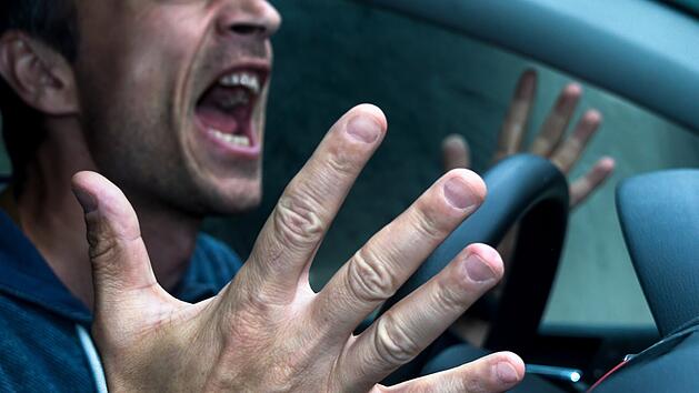 Stra&szlig;enverkehr, aggressiv, genervt, Verkehrsrowdy, dr&auml;ngeln, n&ouml;rgeln