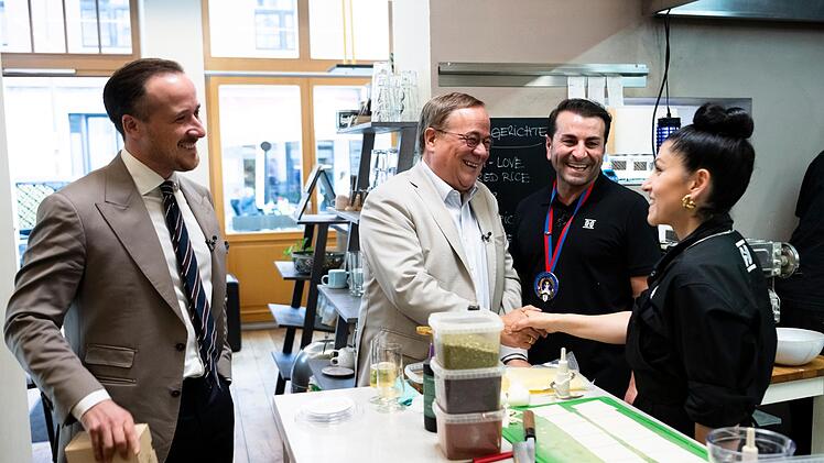 Politiker in Pop-up-K&uuml;che: Ex-Kanzlerkandidat Armin Laschet und sein Sohn Joe &uuml;berraschen Elif Oskan und Ali G&uuml;ng&ouml;rm&uuml;ş in der neuen Folge von "G&uuml;ng&ouml;rm&uuml;s und Oskan liefern ab!" (VOX). Wer bekocht die Promis besser?