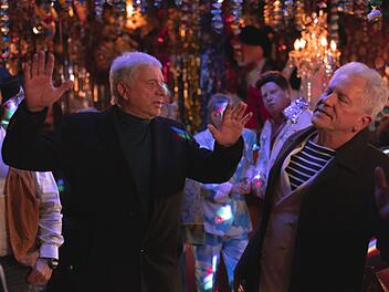 Musik aus, die Party zu Ende? Franz Leitmayr (Udo Wachtveitl, links) und Ivo Batic (Miroslav Nemec) beruhigen die Feiernden in "Irmis St&uuml;berl", denn sie m&uuml;ssen ein paar Fragen stellen.