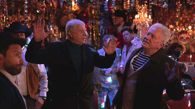 Musik aus, die Party zu Ende? Franz Leitmayr (Udo Wachtveitl, links) und Ivo Batic (Miroslav Nemec) beruhigen die Feiernden in "Irmis St&uuml;berl", denn sie m&uuml;ssen ein paar Fragen stellen.