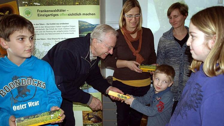 Heinz Köhler, Christine Neubauer  und Beate Singhartinger (hinten von links) übergaben die "Frankwaldtäler-Memorys" an die Klassensprecher Alexander Blinzler (links) und Lisa Hugel (rechts) sowie an Janik Schumann von der Nachmittagsbetreuung (3. v. rechts).