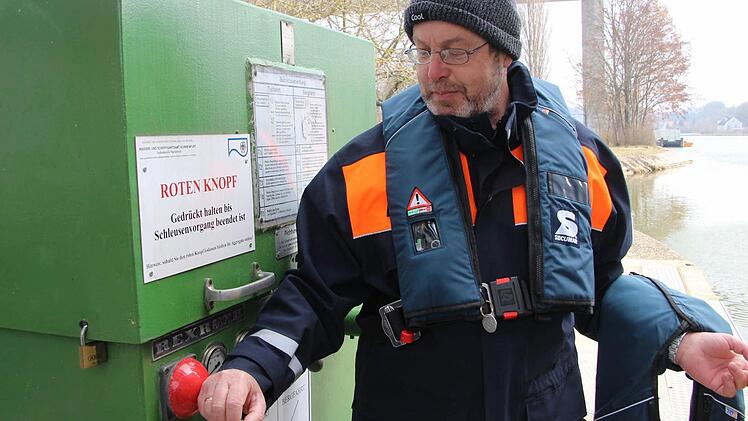 Die kleine Schleuse in Marktbreit kann jeder selbst betätigen.