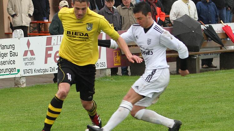 Der Sander Firat Güngör (rechts) brmenst hier den Sturmlauf des Amberger Benjamin Werner auf der rechten Außenbahn.