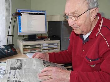 Heimatforscher Alfred Saam (75) in seinem Arbeitszimmer beim Studium alter Zeitungen. Foto: Sigismund von Dobschütz