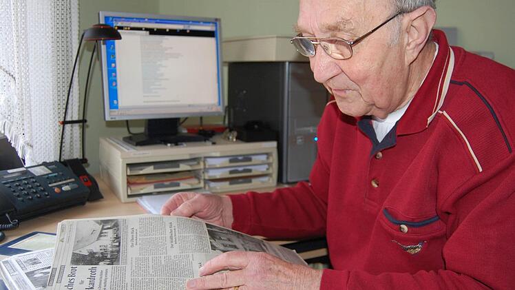 Heimatforscher Alfred Saam (75) in seinem Arbeitszimmer beim Studium alter Zeitungen. Foto: Sigismund von Dobschütz