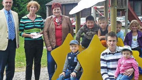 Kinderschar können sich auf dem Mannsflurer Spielplatz in der Ortsmitte wieder nach Herzenslust austoben. Im Bild (von links) Bürgermeister Franz Uome mit Sabine Müller und Erna Lauterbach sowie Leon (unten links sitzend) im Kreise der Spielkameraden.  Foto: Klaus-Peter Wulf