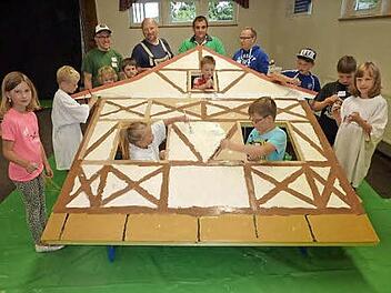 Die Verantwortlichen des Volkstrachtenvereins Neukenroth nutzten die Stockheimer Kinderferienwoche, um den Nachwuchs in die Kulissenmalerei für den Adventseinsatz mit einzubinden. Foto: Gerd Fleischmann