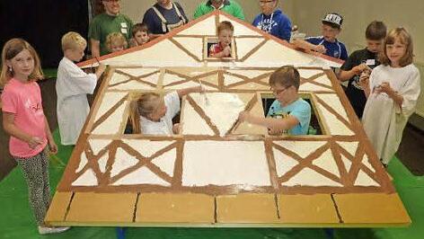 Die Verantwortlichen des Volkstrachtenvereins Neukenroth nutzten die Stockheimer Kinderferienwoche, um den Nachwuchs in die Kulissenmalerei für den Adventseinsatz mit einzubinden. Foto: Gerd Fleischmann