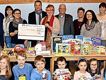 Grund zur Freude hatte Irene Piontek (5. von links, stehend) vom Caritasverband. Sie nahm in Windheim einen Scheck in Höhe von 1500 Euro aus den Händen von Elke Fröba (3. von links, stehend) entgegen. Die Aufwindkids gaben Spielsachen und Bücher zum Weiterschenken an bedürftige Kinder.  Foto: Karl-Heinz Hofmann