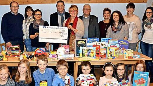 Grund zur Freude hatte Irene Piontek (5. von links, stehend) vom Caritasverband. Sie nahm in Windheim einen Scheck in Höhe von 1500 Euro aus den Händen von Elke Fröba (3. von links, stehend) entgegen. Die Aufwindkids gaben Spielsachen und Bücher zum Weiterschenken an bedürftige Kinder.  Foto: Karl-Heinz Hofmann
