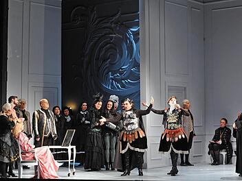 Die Coburger "Rosenkavalier"-Neuinszenierung fasziniert auch durch sorgsam durchgestaltete Massenszenen wie hier im 1. Akt. Foto: Andrea Kremper