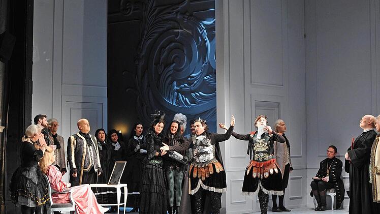 Die Coburger "Rosenkavalier"-Neuinszenierung fasziniert auch durch sorgsam durchgestaltete Massenszenen wie hier im 1. Akt. Foto: Andrea Kremper