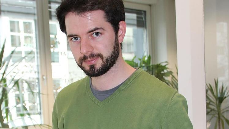 Philipp Schinkel hält eine neolithische Knaufhammeraxt und eine Speerspitze aus Feuerstein in Händen. Die Funde stammen vom Festungsberg.  Fotos: Carolin Herrmann