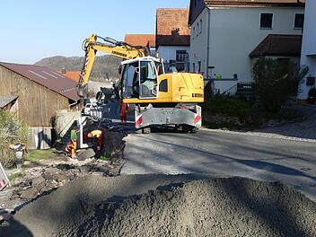Entlang eines landwirtschaftlichen Anwesens wird eine neue Stützmauer gebaut. Foto: Paul Pöhlmann