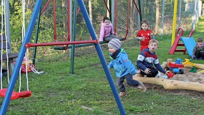Der Spielplatz wurde von den Kleinen sofort bestens angenommen.  Foto: W. Dietz