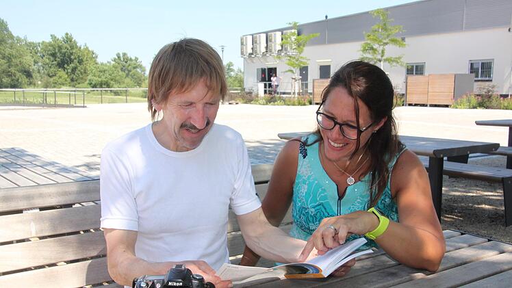 Die Autoren Harald Weigand und Christine Richert sind froh, dass sie ihre Idee tats&auml;chlich realisieren konnten. Foto: Mirjam Stumpf