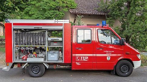 Das neue Feuerwehrauto der Feuerwehr Rabelsdorf, ein Tragkraftspritzenfahrzeug mit neuestem Equipment und dem Fahrzeugkennzeichen EBN-RA 112 (wobei RA sinnigerweise f&uuml;r Rabelsdorf steht). Es erh&auml;lt am Sonntag nach dem Kirchweihgottesdienst den kirchlichen Segen.  Foto: Thomas Lehmann
