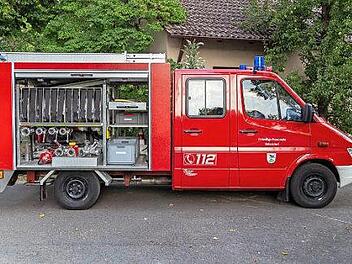 Das neue Feuerwehrauto der Feuerwehr Rabelsdorf, ein Tragkraftspritzenfahrzeug mit neuestem Equipment und dem Fahrzeugkennzeichen EBN-RA 112 (wobei RA sinnigerweise für Rabelsdorf steht). Es erhält am Sonntag nach dem Kirchweihgottesdienst den kirchlichen Segen.  Foto: Thomas Lehmann
