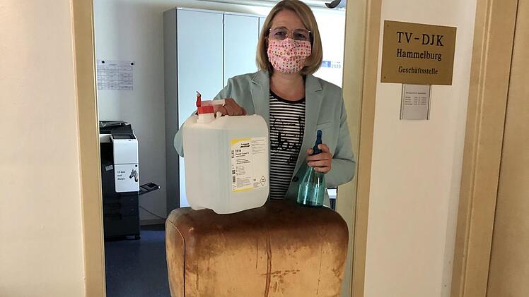 Geschäftsführerin Katja Benner ist mit Hygieneartikeln gewappnet, wenn das Trainieren in der Vereinshalle wieder erlaubt wird. Angelika Silberbach